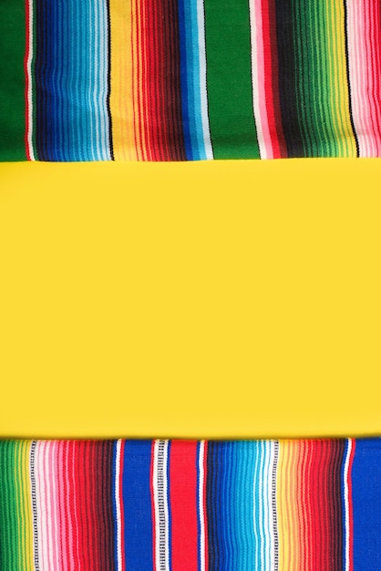 Foto serape auf gelbem hintergrund cinco de mayo hintergrund