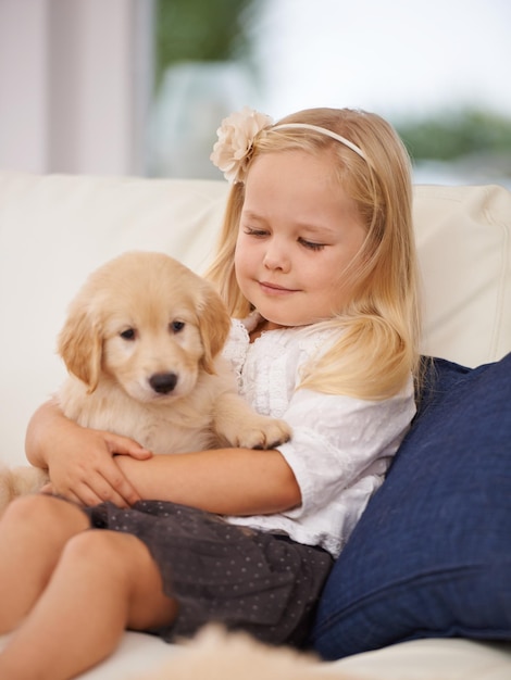 Seremos mejores amigos para siempre Captura recortada de una niña sosteniendo un cachorro