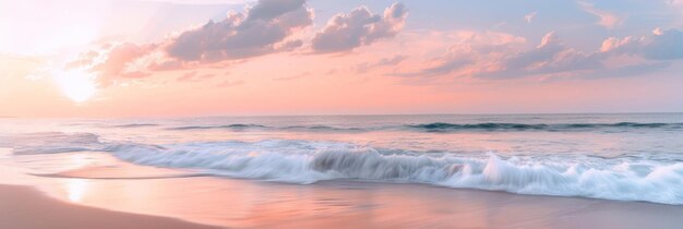 Foto la serena belleza de un océano tranquilo al amanecer donde las ondas suaves susurran a la orilla bajo un cielo pintado en suaves tonos de rosa y naranja