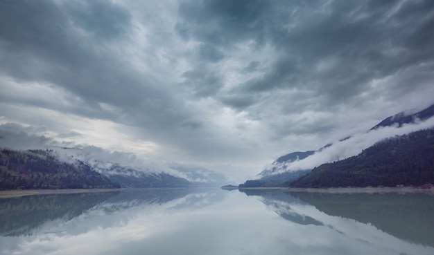 Serena escena junto al lago de montaña en Canadá con el reflejo de las rocas en las tranquilas aguas.