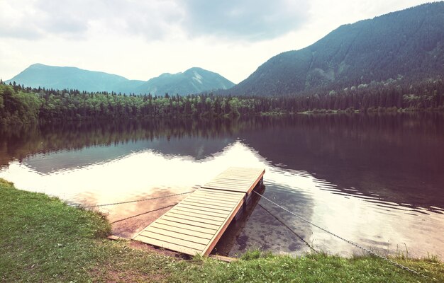 Serena escena junto al lago de montaña en Canadá con el reflejo de las rocas en las tranquilas aguas.