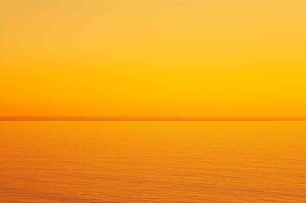 La serena puesta de sol sobre los mares tranquilos