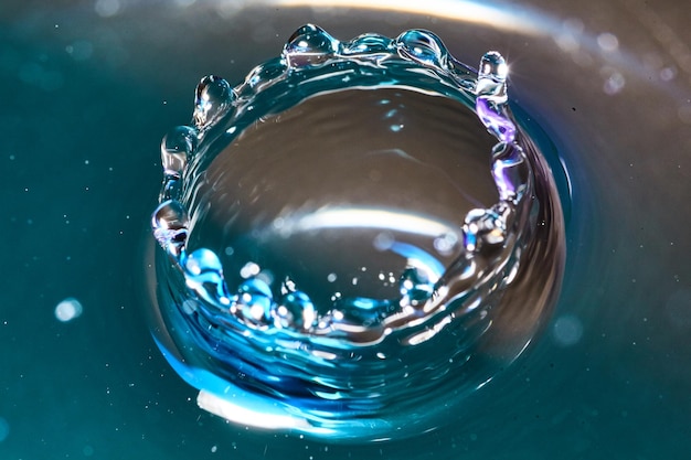 Serena salpicadura de agua con impacto de gotas como una corona y ondas brillantes