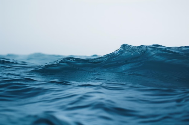 Las serenas olas azules del océano de cerca