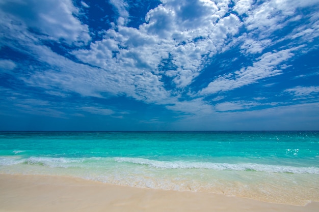 Serene Stone Sea Landschaft mit einem blauen Himmel Hintergrund