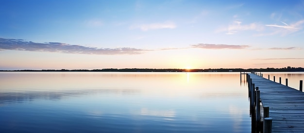 Serenidad Azul Dos muelles de madera en un lago tranquilo