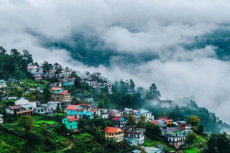 Serenidad en la niebla Un pueblo de montaña despierta el encanto oculto de un refugio de montaña