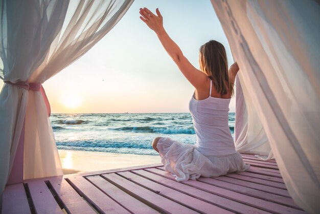 Serenidad y practica de yoga en el mar. amanecer