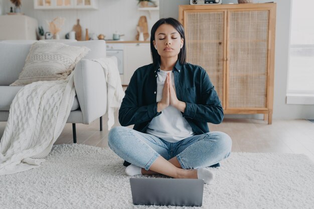 Serenidade em casa mulher meditando com laptop estilo de vida de trabalho remoto pacífico