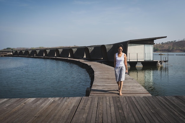 Serenidade em meio ao luxo uma mulher caminhando no piso de madeira de um resort