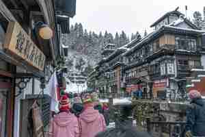Foto serenidade invernal, telhados cobertos de neve e espíritos festivos numa aldeia japonesa