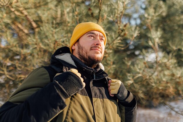 Serenidade nevada em meio às tranquilas trilhas nevadas um caminhante hispânico contemplativo encontra consolo e.