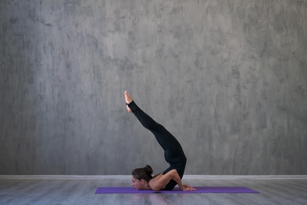 Serenidade saúde jovem fazendo ioga ou pilates ioga meditação jovem