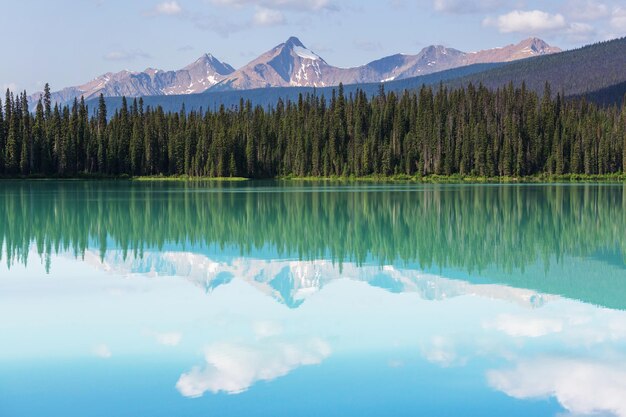 Serenity Emerald Lake no Parque Nacional de Yoho, Canadá. Filtro do Instagram