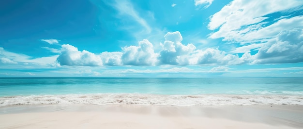 Sereno Paraíso de Praia Tropical com Céu Azul