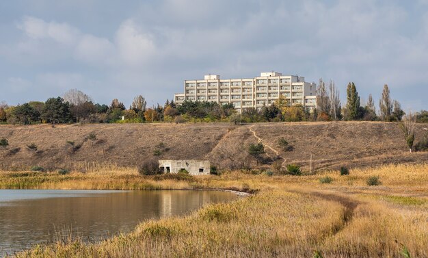 Sergeevka resort en la región de Odessa, Ucrania, en una soleada mañana de otoño