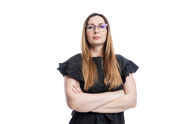 Seria mujer confiada en gafas Hermosa morena en una blusa negra Responsabilidad y éxito Aislado sobre fondo blanco