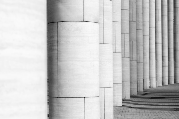 Foto serie de columnas parcialmente iluminadas hechas de materiales modernos de pie en semicírculo