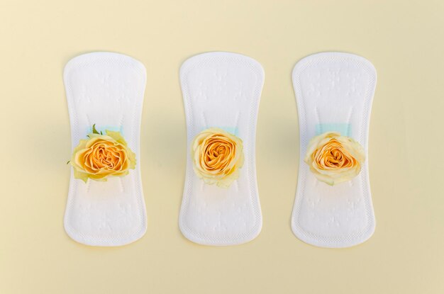 série de almofadas sanitárias com rosas amarelas