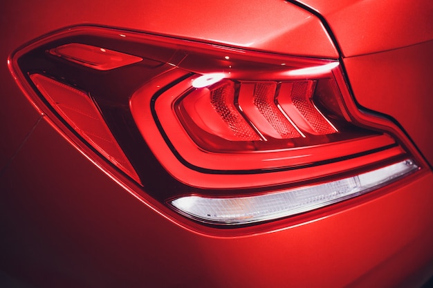 Série de detalhamento de carros: closeup luzes traseiras de carro vermelho