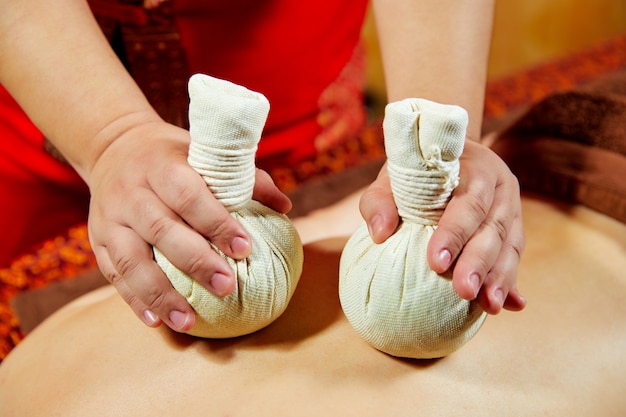 Série de massagem tailandesa: massagem nas costas e nos ombros, ervas e massagem spa, medicina natural, ingrediente de ervas, como pau de canela, açafrão, bergamota