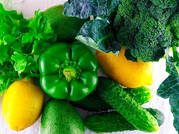 Série plana leiga de legumes em tons verdes sortidos, produtos orgânicos frescos, vegetais verdes frescos na mesa de madeira