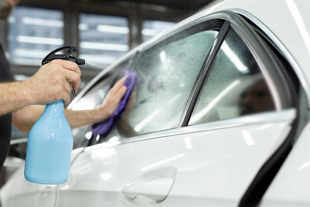 Serie de tintado de ventanillas de automóviles Pulverización de agua en la superficie de la ventana