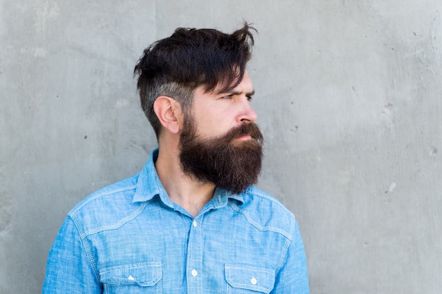 Seriedad en sí. Hombre barbudo. Hipster maduro con barba. cuidado facial masculino. cuidado de la moda del peluquero masculino. hombre brutal con barba. estilo hispter. Retrato de moda de hombre. Cuidado del cabello y la barba.