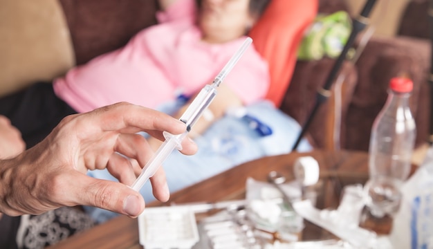 Seringa de mão do médico. fazendo injeção no paciente