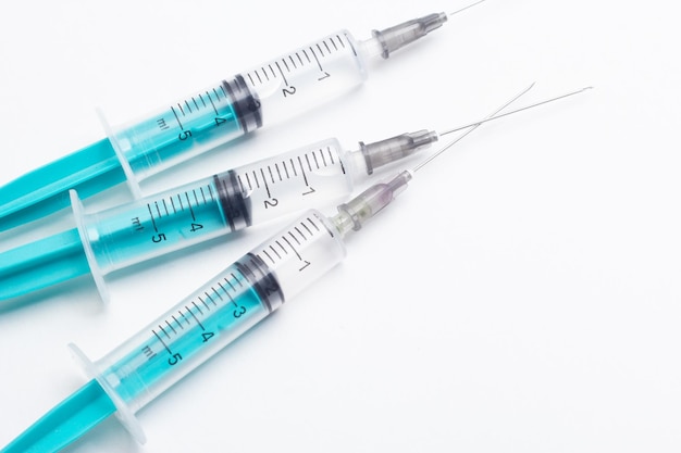 Seringa de plástico descartável preparada para injecção e vacinação no hospital