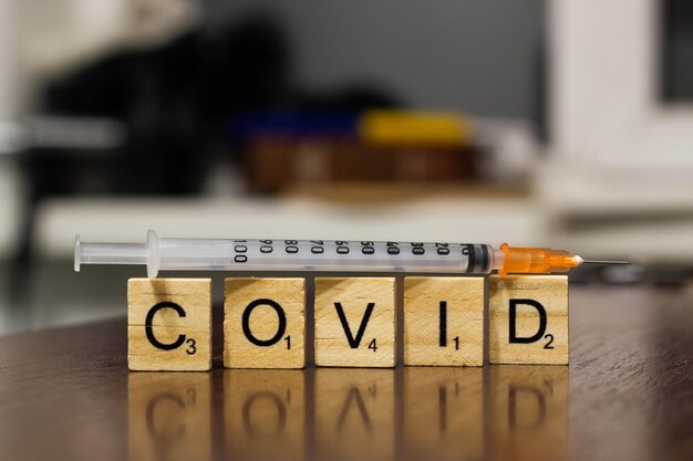 Seringa e inscrição covid19 Covid19 conceito de vacinação contra o coronavírus Uma nova cepa