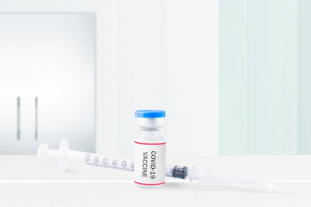 Seringa e vacinas covid 19 na mesa do hospital