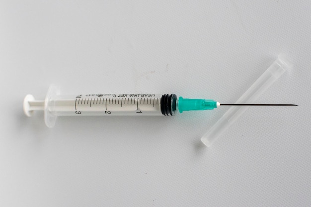 Foto seringas para remédios em um fundo branco