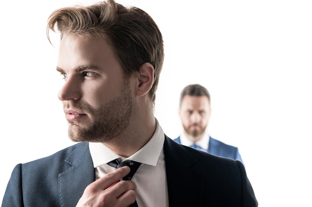 Sério bonito Retrato de homem profissional Retrato de cabeça Jovem empresário com funcionário desfocado Cara com rosto não barbeado Gerente consertar gravata em roupa formal