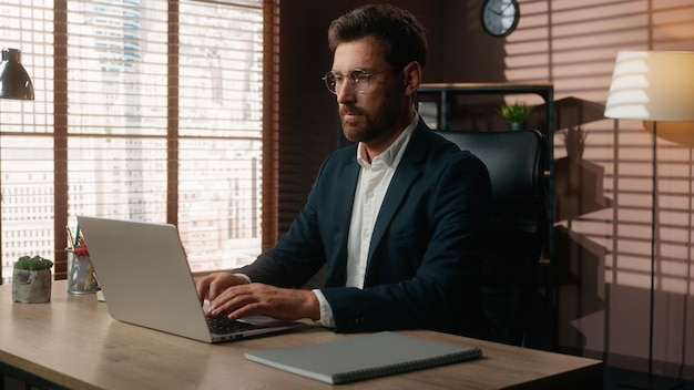 Serio concentrado trabajando en línea trabajo de internet trabajo caucásico hombre de negocios de mediana edad adulto