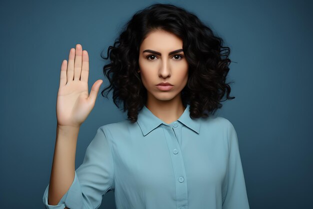 Foto sério mulher elegante mostrando parar rejeição proibição gesto recusar algo desaprovar standing