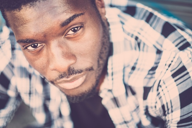 Serio, retrato, de, hermoso, africano, joven, con, barba, y, bigote