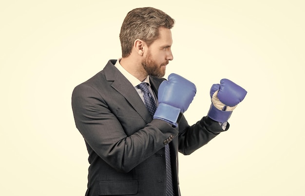 Seriöser Geschäftsmann im formellen Anzug und Boxhandschuhe in Kampfposition isoliert auf weißem Kampf