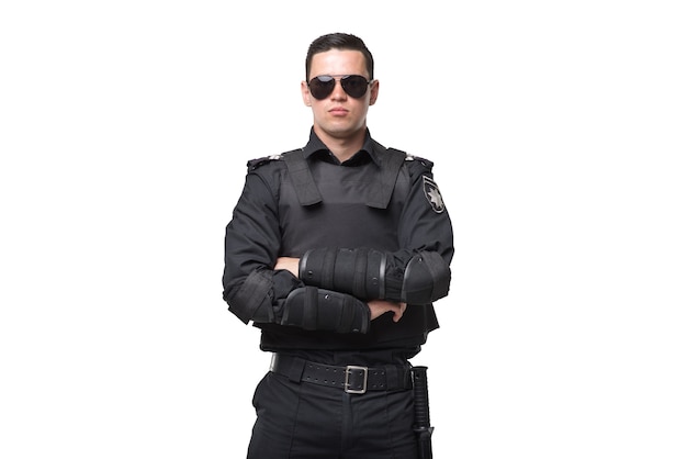 Seriuse Cop in Sonnenbrille, Uniform mit Körperschutz