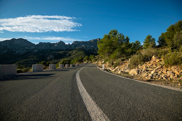 Serpenteante camino de montaña entre el pueblo de Jalón y la montaña de Bernia Costa Blanca Alicante España