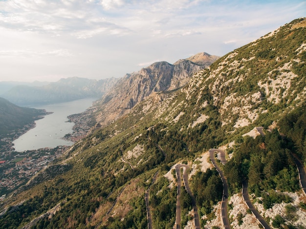 Serpentina de montanha nas montanhas acima da baía de kotor montenegro