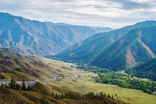 Serpentinengebirgsstraße. Blick auf den Chuysky-Trakt vom ChikeTaman-Pass. Altai-Gebirge, Russland