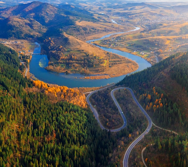 Serpentinengebirgsstraße in der Nähe des Flusses. Herbstlandschaft.