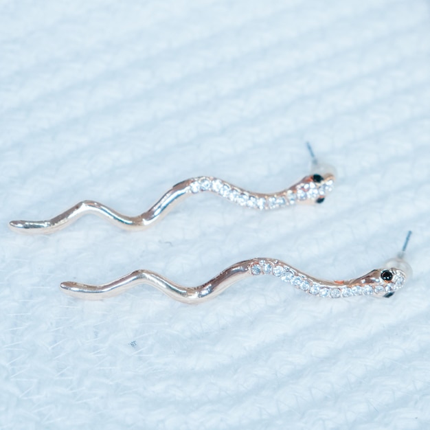 Foto una serpiente con diamantes en la cabeza y un anillo de diamantes a la izquierda.