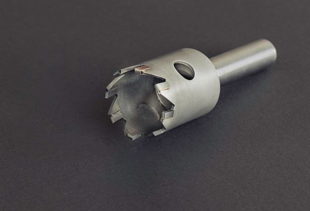 Foto serra de furo ferramenta especial carbide brasagem de aço para perfuração de chapa de aço madeira plástica isolada em fundo preto