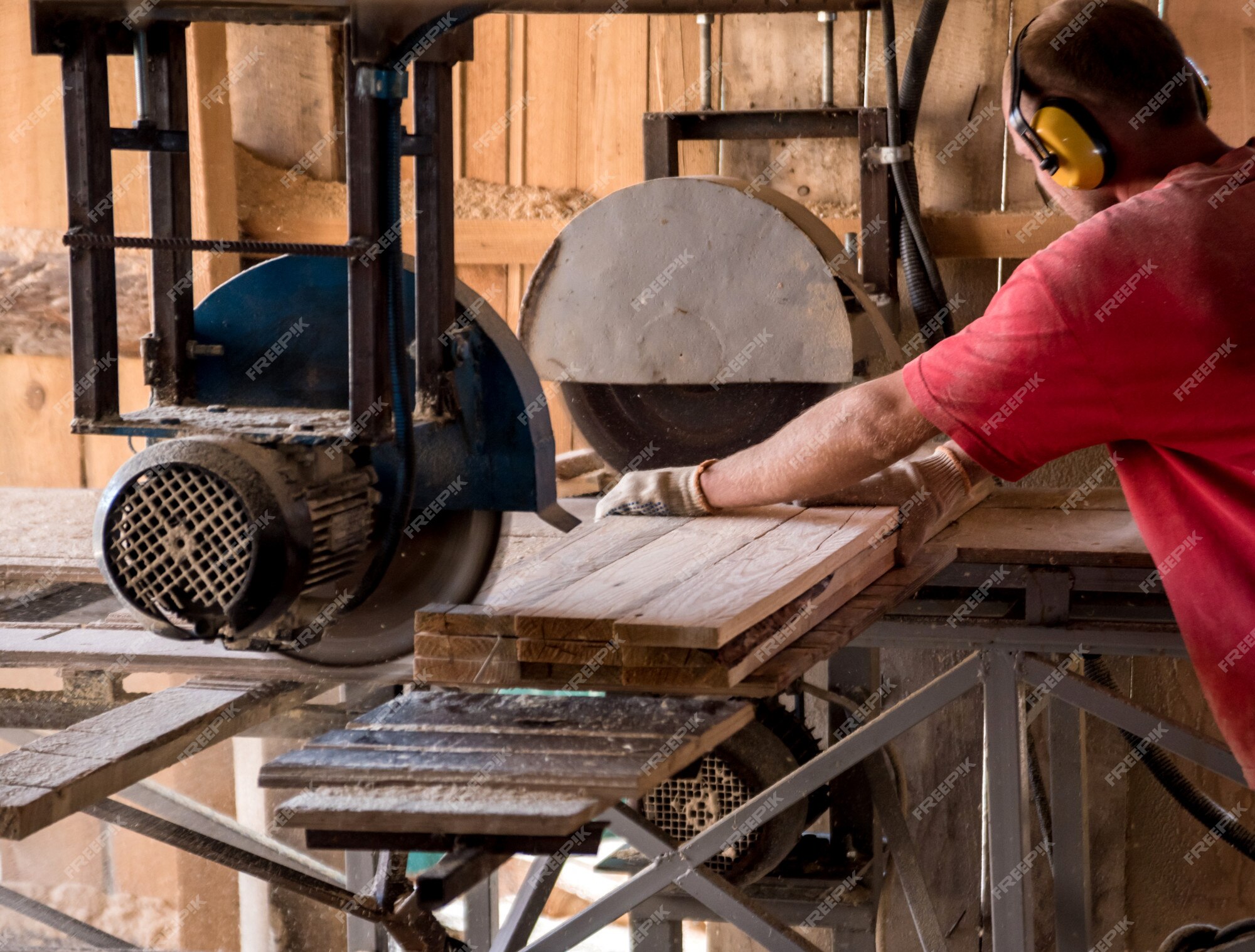 Tiro vertical de carpinteiro profissional feminino trabalha na oficina  corta madeira com quebra-cabeças faz móveis vestidos com poses de roupas de  trabalho contra a parede marrom com instrumentos ao redor mestre qualificado