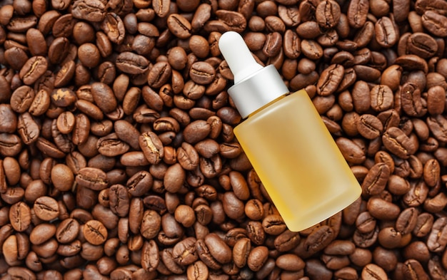 Serum para los ojos con cafeína para el cuidado de la piel Botella de producto y granos de café