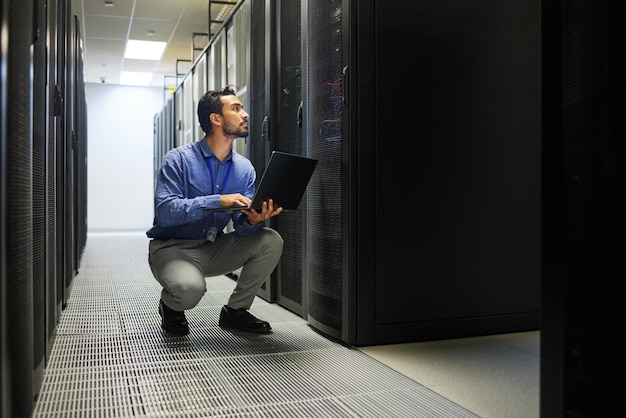 Serverraum-Laptop oder Mann, der nach einer Cybersicherheits-Glitch-Maschine tippt oder online auf dem Serversystem IT-Support-Rechenzentrum oder einem männlichen Ingenieur sucht, der das Netzwerk nach einer Informationstechnologielösung repariert