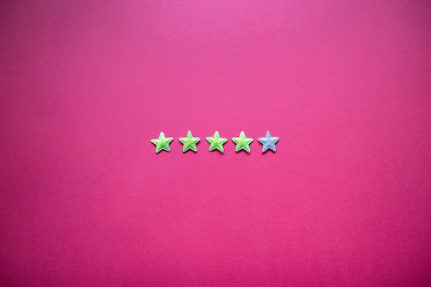 Foto service-rating und service-provision-konzept mit sternebewertung auf rosa hintergrund. minimalismus-stil