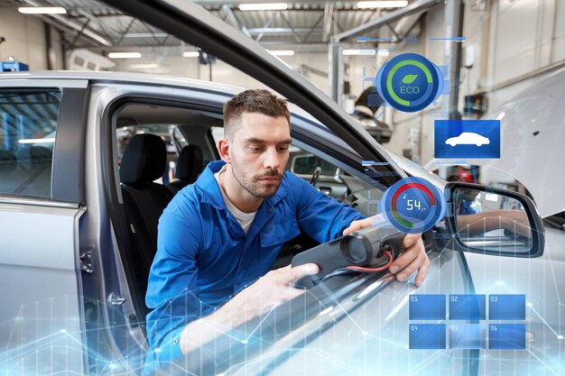 Service, Reparatur, Wartung und Menschenkonzept Mechaniker mit Autodiagnose-Scanner Prüfung des Autosystems in der Werkstatt